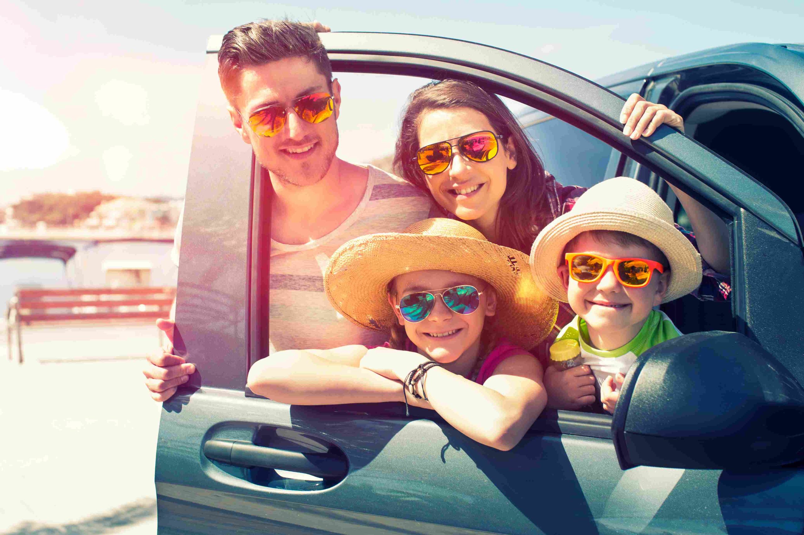 Portada El Punto Rentacar Benidorm muestra familia dentro de un coche en la playa